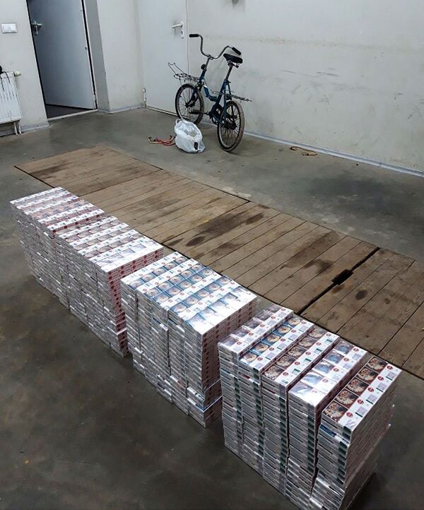 Baltarusiai senu dviračiu gabeno į Lietuvą 2 tūkst. pakelių cigarečių Baltarusiai senu dviračiu gabeno į Lietuvą 2 tūkst. pakelių cigarečių - Sputnik Lietuva