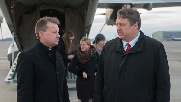 Krašto apsaugos ministras Raimundas Karoblis su Lenkijos kolega Mariuszu Blaszczaku - Sputnik Lietuva