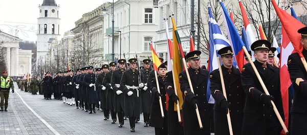 Фрагмент военного парада на проспекте Гедеминаса, архивное фото Фрагмент военного парада на проспекте Гедеминаса, архивное фото - Sputnik Литва