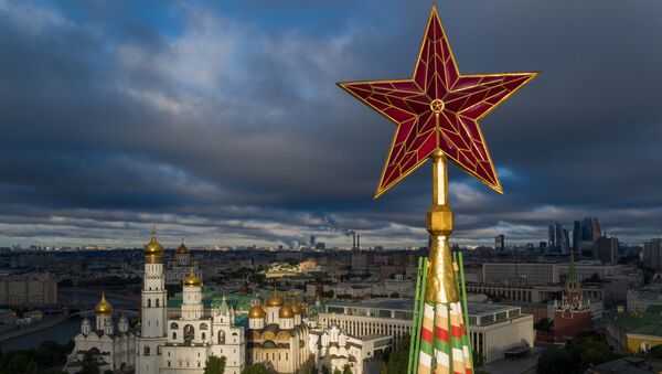 Звезда на шпиле Спасской башни Московского Кремля. - Sputnik Литва