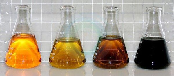 Колбы с газойлем, архивное фото - Sputnik Литва