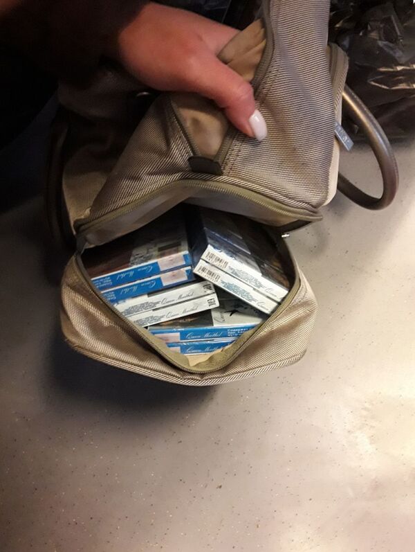 Литовские пограничники нашли у белорусской проводницы контрабанду сигарет Литовские пограничники нашли у белорусской проводницы контрабанду сигарет - Sputnik Литва