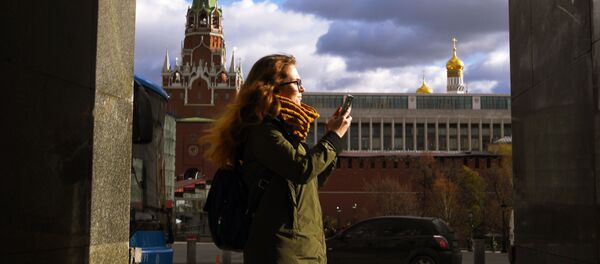 Девушка гуляет в Александровском саду в Москве, архивное фото Девушка гуляет в Александровском саду в Москве, архивное фото - Sputnik Литва