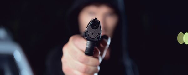 Пистолет в руках преступника, архивное фото - Sputnik Литва