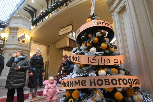 Елка Sputnik в ГУМе рассказывает о новогодних новостях на 33 языках - Sputnik Литва