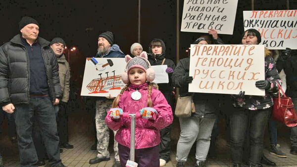 Mitingas prieš rusų mokyklos uždarymą Keilos mieste, Estija - Sputnik Lietuva