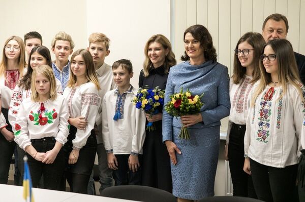 Зеленская призвала украинских детей вернуться из Литвы на родину Зеленская призвала украинских детей вернуться из Литвы на родину - Sputnik Литва
