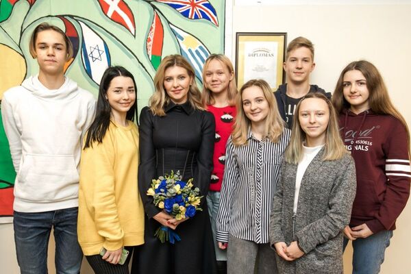 Зеленская призвала украинских детей вернуться из Литвы на родину Зеленская призвала украинских детей вернуться из Литвы на родину - Sputnik Литва