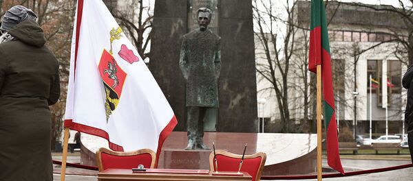 Диплом за спасибо: в Литве прошли протесты против распределения бюджета - Sputnik Литва