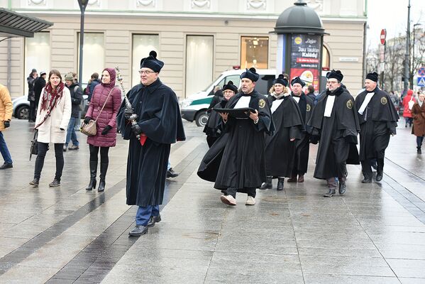 Диплом за спасибо: в Литве прошли протесты против распределения бюджета - Sputnik Литва