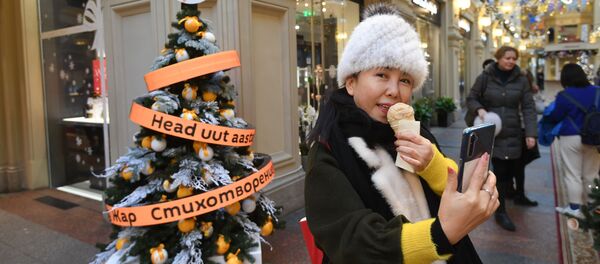 Посетительница ГУМа делает селфи на фоне цифровой елки Sputnik Посетительница ГУМа делает селфи на фоне цифровой елки Sputnik - Sputnik Lietuva