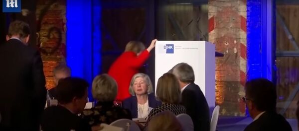 Меркель упала на сцене в Берлине Меркель упала на сцене в Берлине - Sputnik Литва