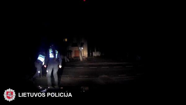 Полиция показала, как ловила угонщиков автомобилей - Sputnik Литва