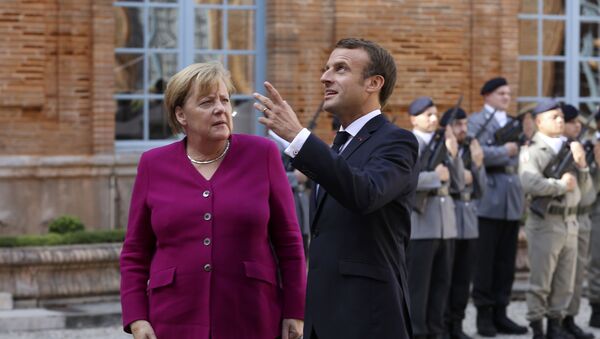 Президент Франции Эммануэль Макрон и канцлер Германии Ангела Меркель, архивное фото - Sputnik Литва