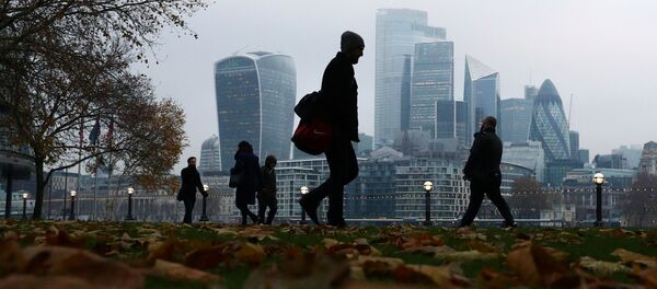 Люди на фоне делового квартала Лондона, 21 ноября 2019 года Люди на фоне делового квартала Лондона, 21 ноября 2019 года - Sputnik Lietuva