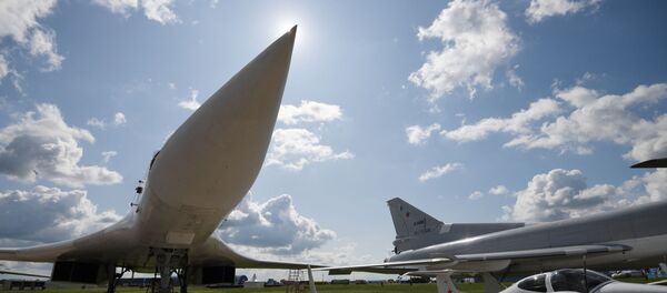 Советский стратегический бомбардировщик-ракетоносец Ту-160, архивное фото Советский стратегический бомбардировщик-ракетоносец Ту-160, архивное фото - Sputnik Литва