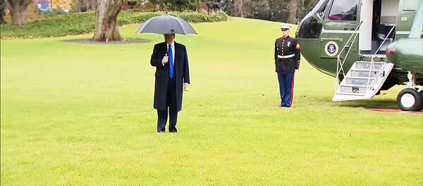 Trampas pamiršo žmoną prieš lipdamas į sraigtasparnį Trampas pamiršo žmoną prieš lipdamas į sraigtasparnį - Sputnik Lietuva