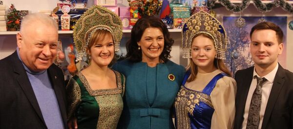 Посол РФ Александр Удальцов и Диана Науседене на благотворительной ярмарке Посол РФ Александр Удальцов и Диана Науседене на благотворительной ярмарке - Sputnik Lietuva