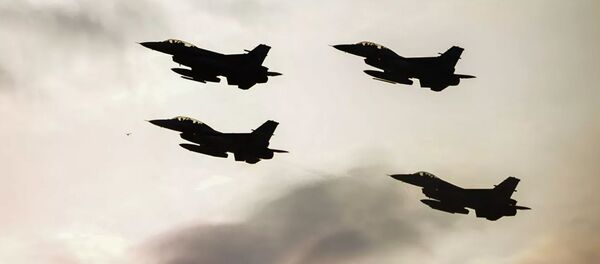 Истребители F16 турецких и польских военно-воздушных сил во время саммита НАТО в Варшаве, архивное фото - Sputnik Литва