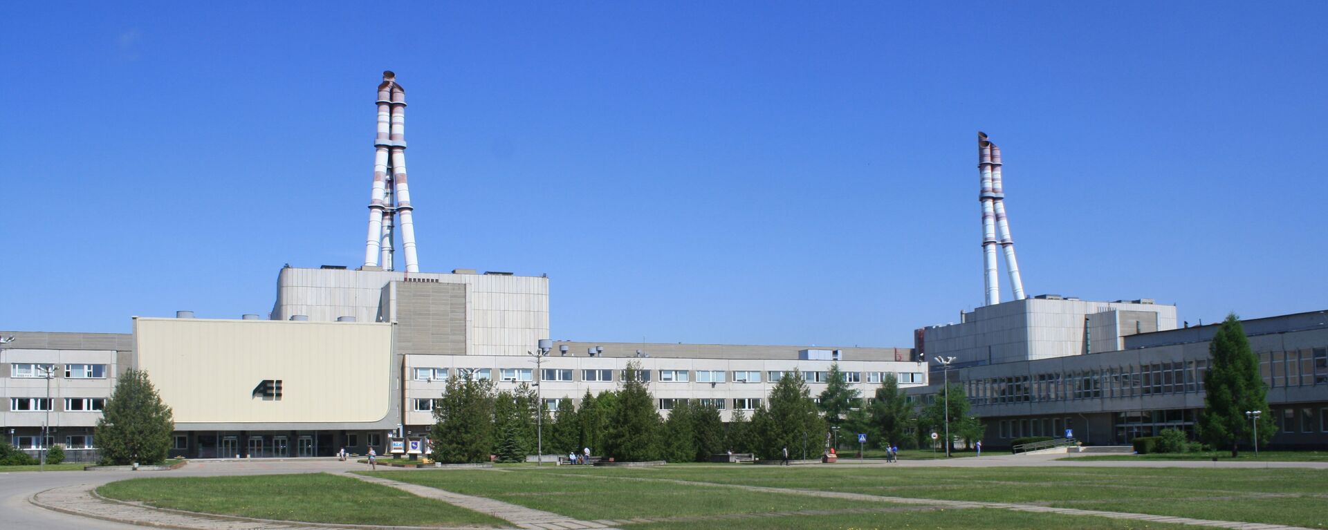 Главный вход и трубы двух реакторов ИАЭС - Sputnik Литва, 1920, 31.10.2023