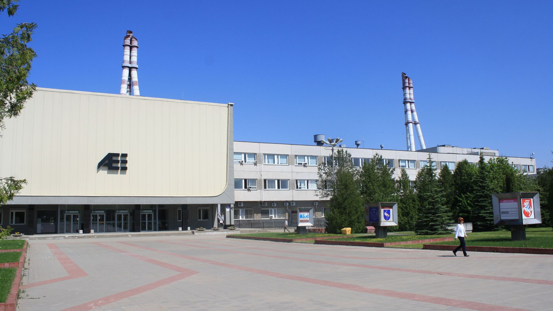 Главный вход и трубы двух реакторов ИАЭС - Sputnik Литва, 1920, 26.05.2022