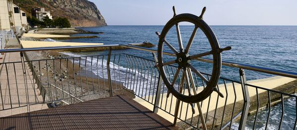 Штурвал возле корпусов лагеря Морской на территории Международного детского центра Артек в Крыму, архивное фото - Sputnik Литва