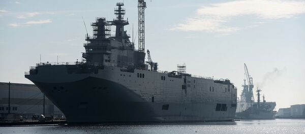 Второй вертолетоносец Севастополь типа Мистраль, спущенный на воду во французском Сен-Назере, архивное фото Второй вертолетоносец Севастополь типа Мистраль, спущенный на воду во французском Сен-Назере, архивное фото - Sputnik Lietuva