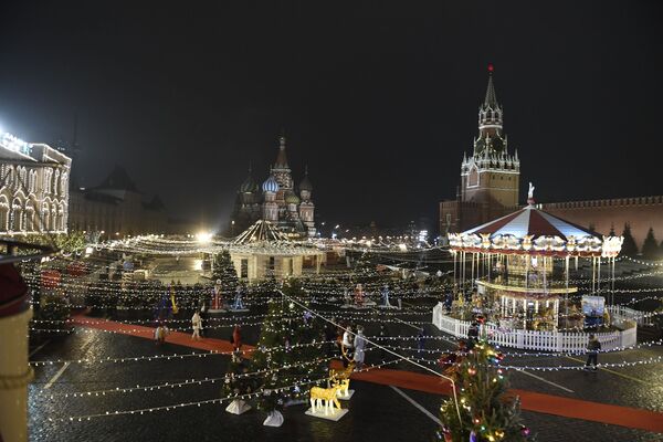 Сказка на льду: на Красной площади в Москве открылся ГУМ-каток - Sputnik Литва