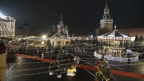 Raudonojoje aikštėje pradėjo veikti čiuožykla ir kalėdinė mugė  - Sputnik Lietuva