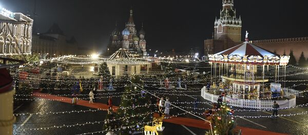 Raudonojoje aikštėje pradėjo veikti čiuožykla ir kalėdinė mugė Raudonojoje aikštėje pradėjo veikti čiuožykla ir kalėdinė mugė - Sputnik Lietuva