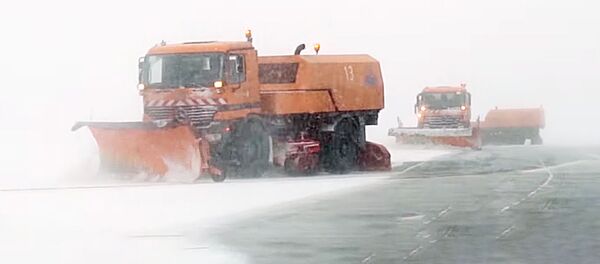 Nufilmuota, kaip Lietuvos oro uostuose valomas sniegas Nufilmuota, kaip Lietuvos oro uostuose valomas sniegas - Sputnik Lietuva