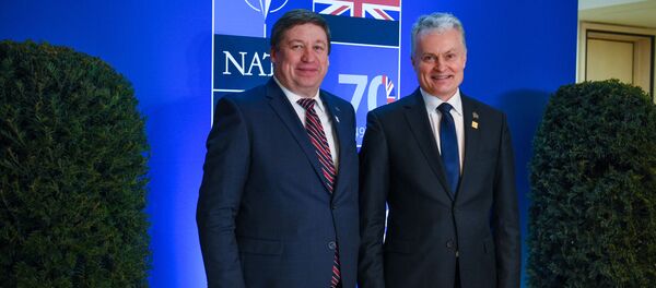 Президент Литвы Гитанас Науседа с министром обороны Литвы Раймондасом Кароблисом, архивное фото Президент Литвы Гитанас Науседа с министром обороны Литвы Раймондасом Кароблисом, архивное фото - Sputnik Lietuva