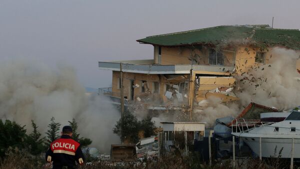 Землетрясение в Албании, албанская армия подрывает пострадавший дом, 4 декабря 2019 года - Sputnik Литва