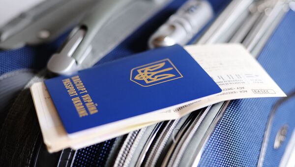 Украинский паспорт и билеты на чемоданах, архивное фото - Sputnik Литва