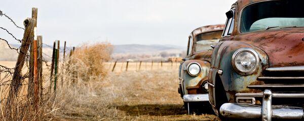 Старый автомобиль на поле, архивное фото - Sputnik Литва