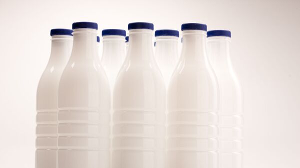 Молоко в бутылках, архивное фото - Sputnik Литва