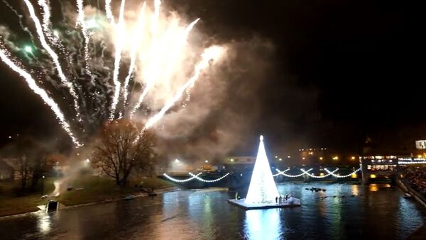 Anykščiuose Kalėdų eglutė įžiebta tiesiai ant vandens - Sputnik Lietuva