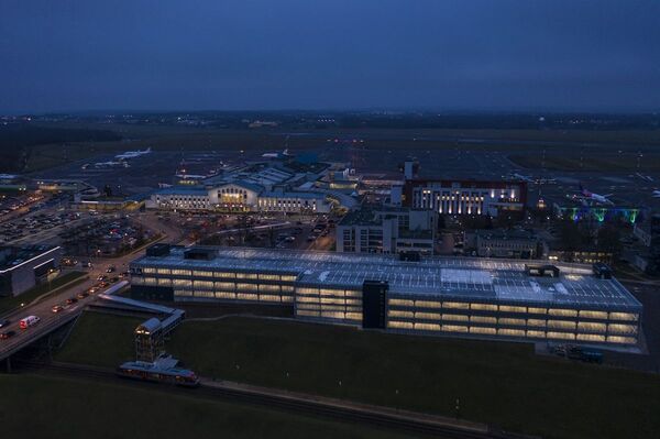 В аэропорту Вильнюса открыли многофункциональную парковку - Sputnik Литва