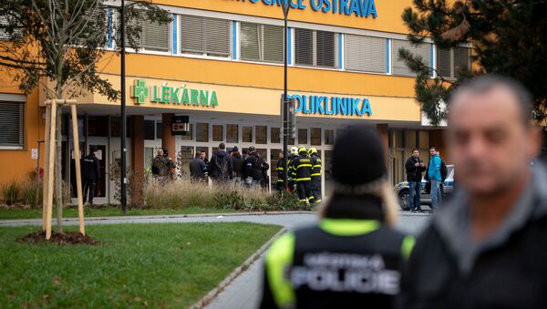 Сотрудники полиции охранаяют место стрельбы в Остраве, Чехия, 10 декабря 2019 года - Sputnik Литва