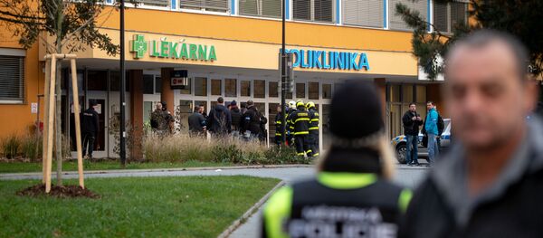 Сотрудники полиции охранаяют место стрельбы в Остраве, Чехия, 10 декабря 2019 года Сотрудники полиции охранаяют место стрельбы в Остраве, Чехия, 10 декабря 2019 года - Sputnik Литва
