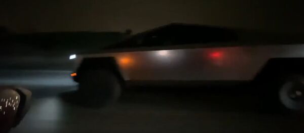 Elonas Maskas pasivažinėjo Cybertruck po Los Andželą Elonas Maskas pasivažinėjo Cybertruck po Los Andželą - Sputnik Lietuva