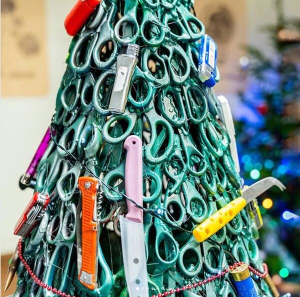 В аэропорту Вильнюса установили елку из запрещенных предметов В аэропорту Вильнюса установили елку из запрещенных предметов - Sputnik Литва