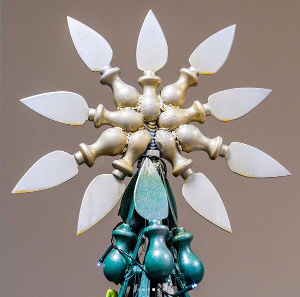 В аэропорту Вильнюса установили елку из запрещенных предметов В аэропорту Вильнюса установили елку из запрещенных предметов - Sputnik Литва