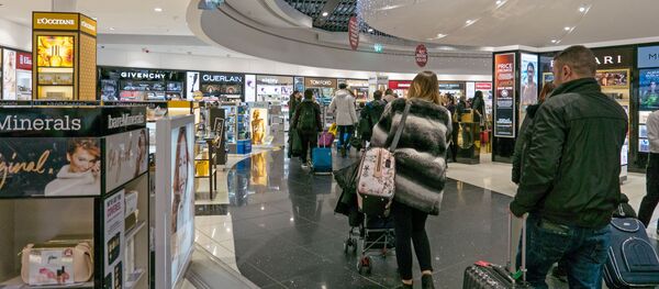 Пассажиры в duty free аэропорта, архивное фото Пассажиры в duty free аэропорта, архивное фото - Sputnik Lietuva