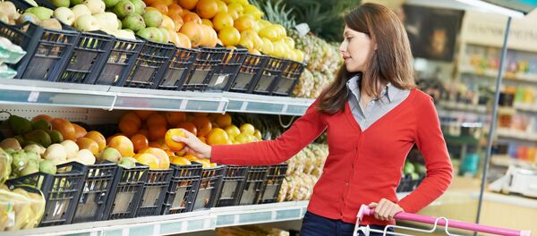 Женщина выбирает фрукты в продуктовом магазине, архивное фото - Sputnik Литва