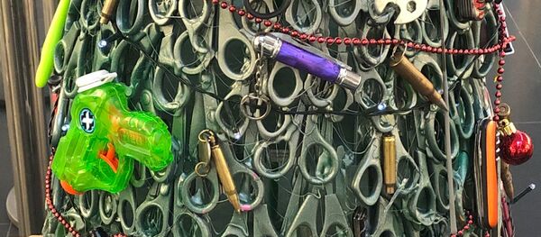 В аэропорту Вильнюса появилась елка из изъятых у пассажиров предметов - Sputnik Литва