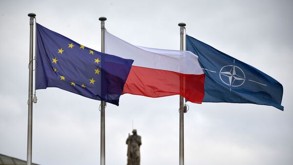 Флаги Евросоюза, Польши и НАТО у здания президентского дворца в Варшаве, архивное фото - Sputnik Литва
