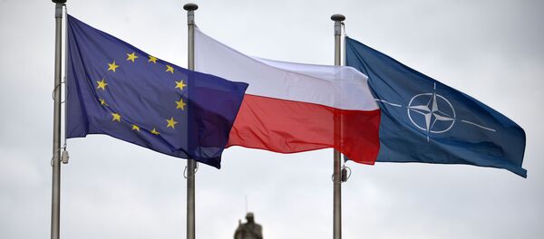Флаги Евросоюза, Польши и НАТО у здания президентского дворца в Варшаве, архивное фото - Sputnik Литва