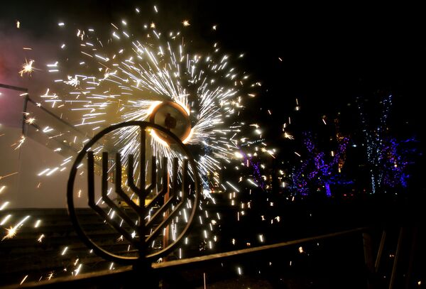 Церемония зажжения ханукальной свечи в Москве, архивное фото Церемония зажжения ханукальной свечи в Москве, архивное фото - Sputnik Литва