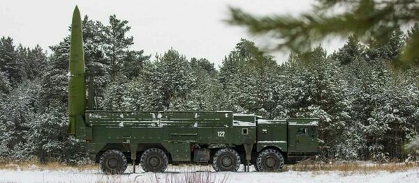 Пусковая установка ОТРК Искандер-М в боевом положении, - Sputnik Литва